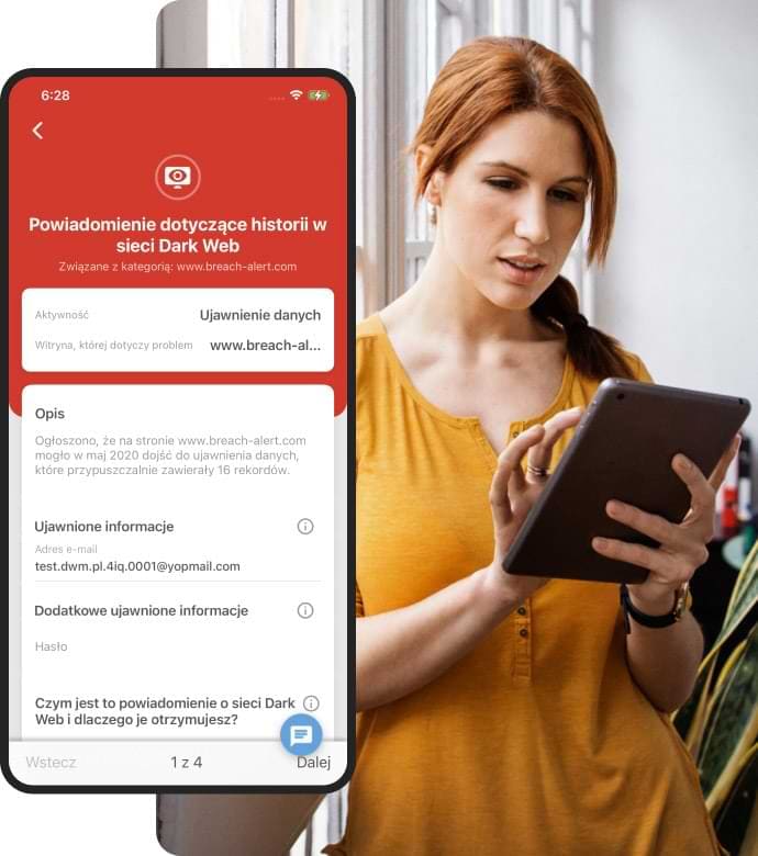 Zbliżenie na tablet trzymany przez kobietę